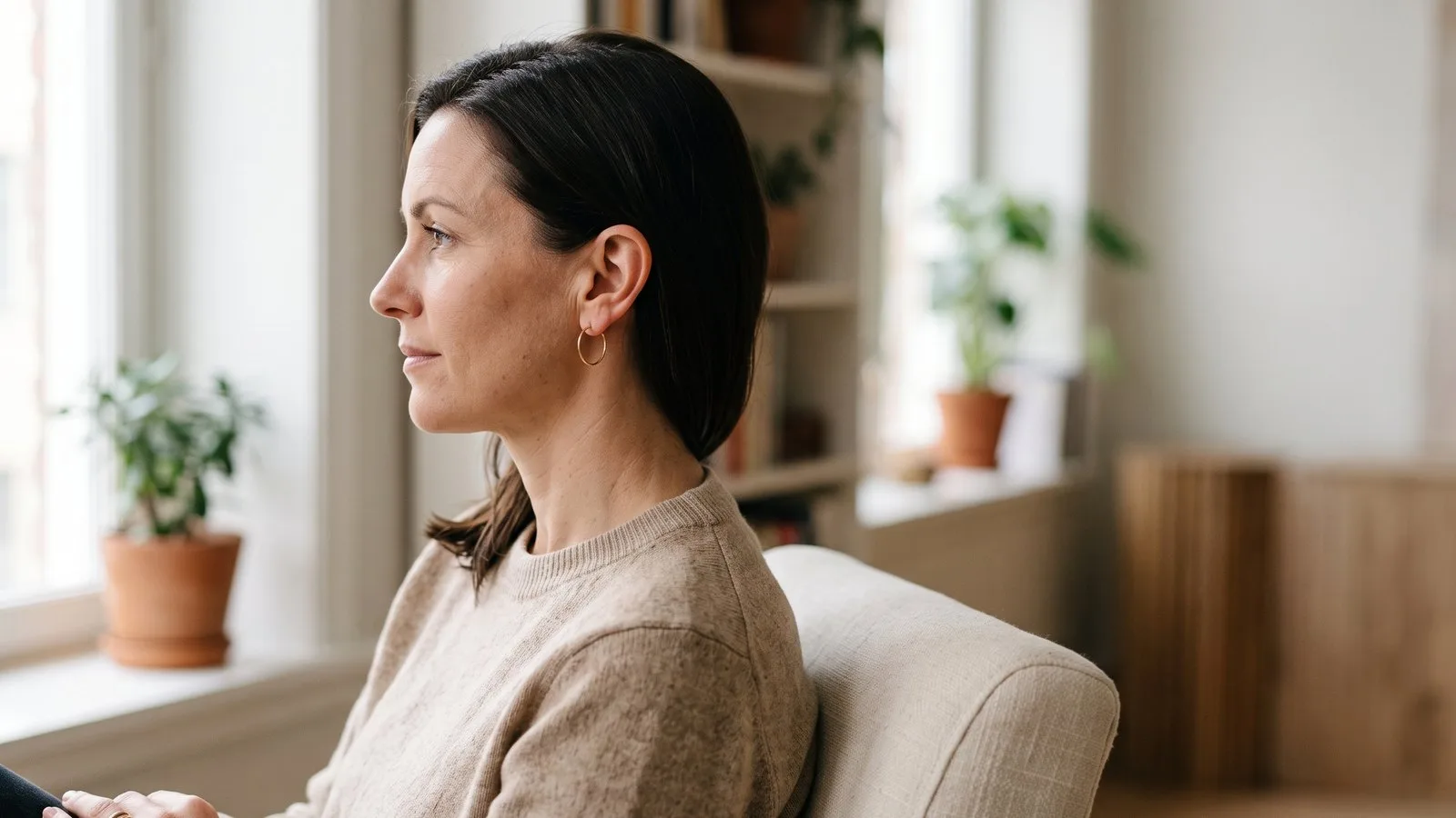 Mulher de perfil com brinco fino no lóbulo, tema da lobuloplastia, Dra. Helena Ciacci, dermatologia em Varginha